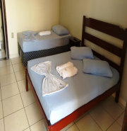 Apto Casal com cama extra: 01 cama de casal, 01 cama de solteiro e frigobar