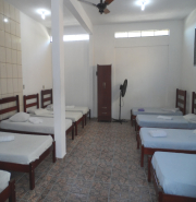 Apto Coletivo: 09 camas de solteiro, 1 banheiro e 1 lavabo